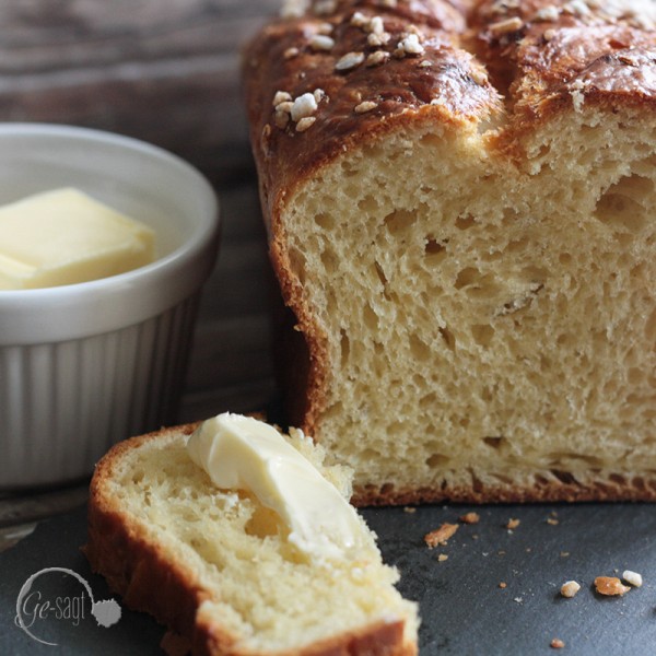 Brioche mit Butter und Ei Detailaufnahme